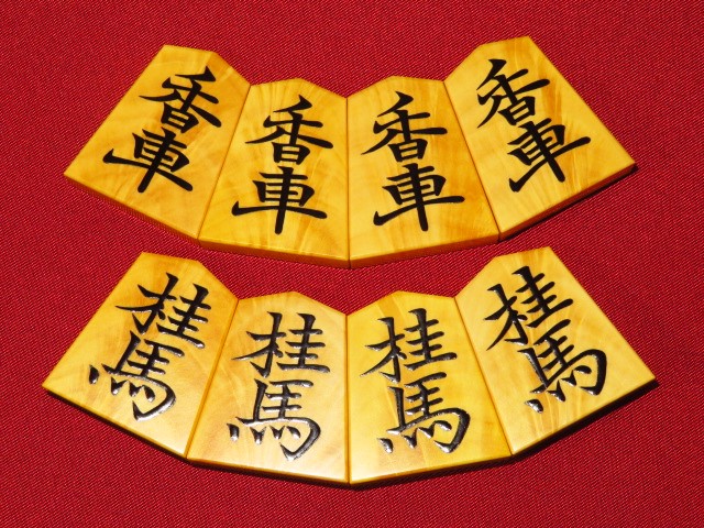 友生作菱湖薩摩黄楊孔雀杢盛上将棋駒 新品/桐平箱付(KS1017) トウシン 