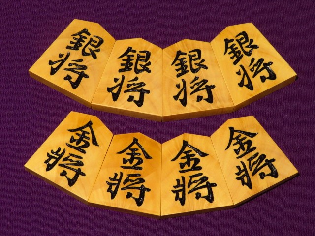 勝月作無双薩摩黄楊孔雀杢彫将棋駒 新品/桐製平箱付(KS1098) トウシン 