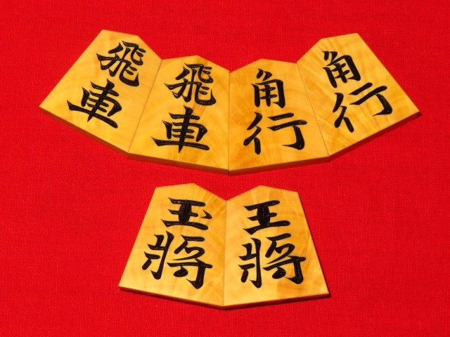 清夏作錦旗薩摩黄楊孔雀杢彫将棋駒/新品 桐平箱付(KS1184) トウシン盤 