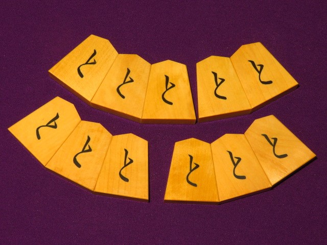 美玉作鵞堂御蔵島黄楊古木斑入上柾目彫埋将棋駒 新品/桐平箱付(KS1188 