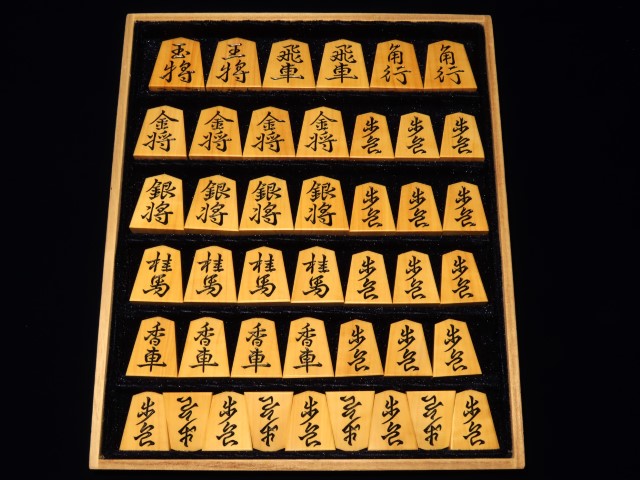 隆月作王義之薩摩黄楊柾目彫将棋駒 新品/桐製平箱付(KS1288) トウシン 
