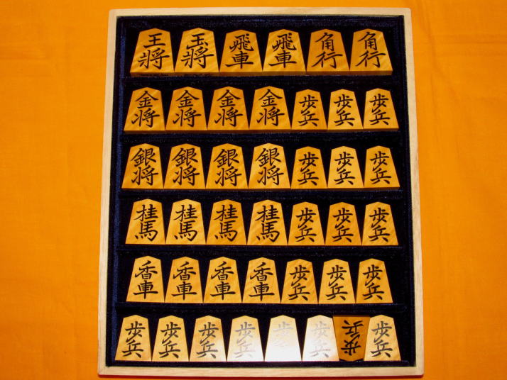 大竹竹風作菱湖島黄楊虎斑彫埋将棋駒 新品/桐製平箱付(KS203) トウシン 