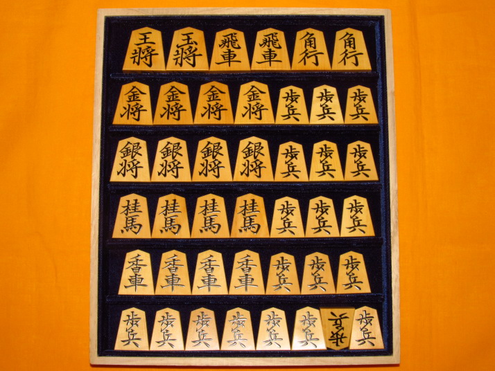 ▲正虎作宗歩好島黄楊上柾目盛上将棋駒▲新品桐製平箱付 正虎作宗歩好島黄楊虎斑盛上将棋駒 新品⁄桐製平箱付(KS129) トウシン盤