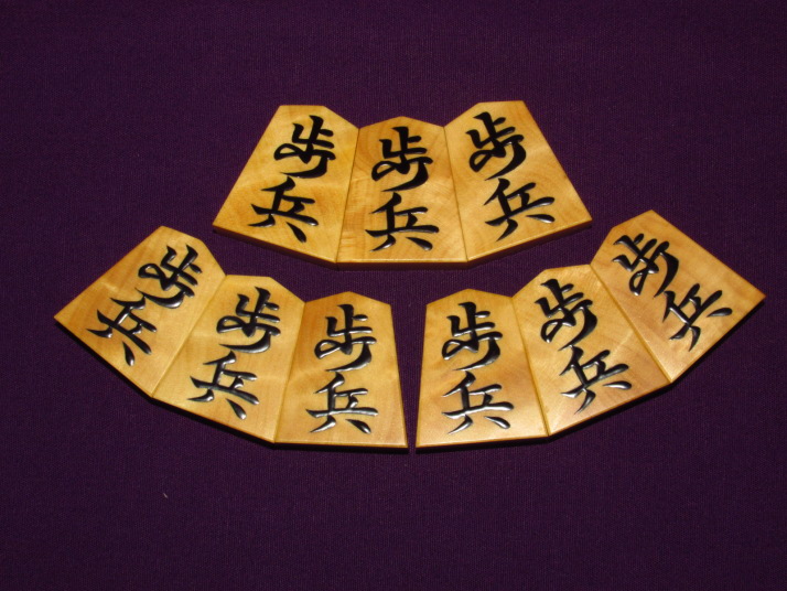 将棋駒】月山作 島黄楊 特上根目 錦旗 （月山作 錦旗 彫駒）