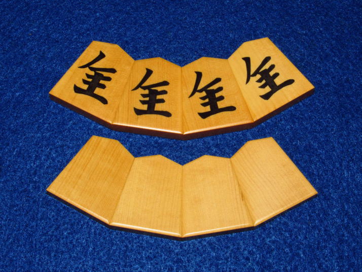 富月作一文字NHKタイプ島黄楊糸柾彫埋将棋駒 桐製平箱付/新品(KS252 