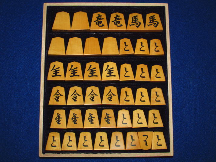 富月作一文字NHKタイプ島黄楊糸柾彫埋将棋駒 桐製平箱付/新品(KS252 