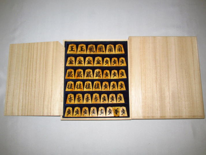 富月作一文字NHKタイプ薩摩黄楊孔雀杢盛上将棋駒 桐製平箱付/新品 