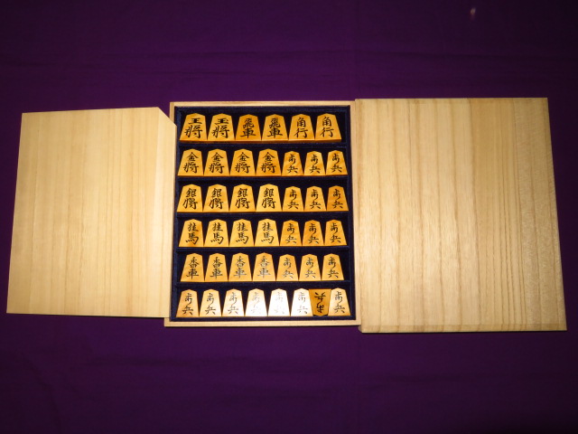 ▲正虎作宗歩好島黄楊上柾目盛上将棋駒▲新品桐製平箱付 正虎作宗歩好島黄楊虎斑盛上将棋駒 新品⁄桐製平箱付(KS129) トウシン盤