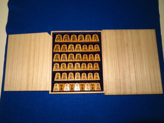 ▲蛍雪作宗歩好島黄楊孔雀杢盛上将棋駒▲新品/桐製平箱付 △蛍雪作宗歩好島黄楊虎斑盛上将棋駒△新品&frasl;桐製平箱付