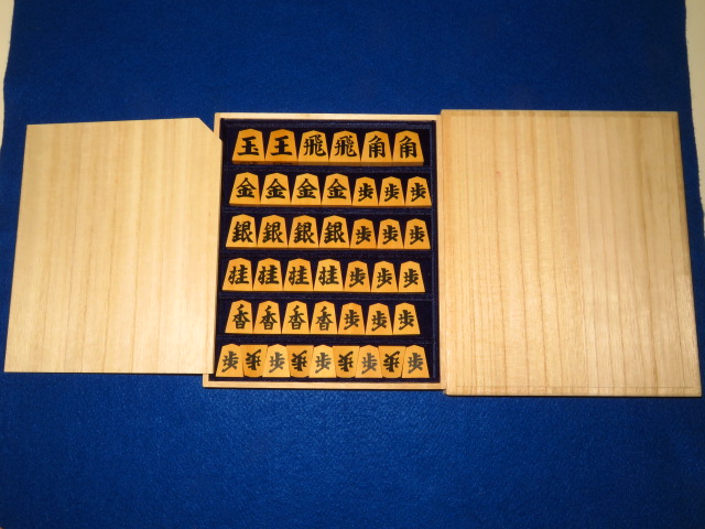 光匠作初代書一文字島黄楊赤柾彫埋将棋駒/未使用品(KS348) トウシン盤 