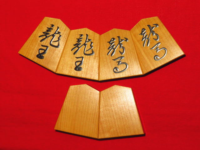美玉作宸筆錦旗島黄楊赤柾盛上将棋駒 新品/桐平箱付(KS350) トウシン盤 