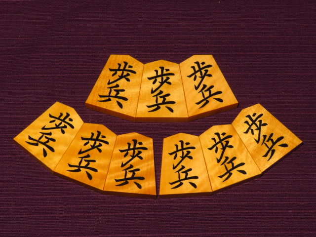 竹風作菱湖島黄楊虎斑彫埋将棋駒/新品 桐製平箱付(KS442) トウシン盤駒