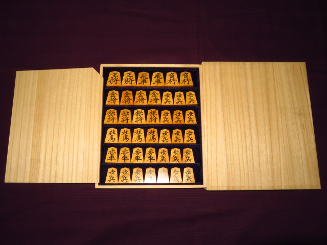 竹風作菱湖島黄楊虎斑彫埋将棋駒/新品 桐製平箱付(KS442) トウシン盤駒 