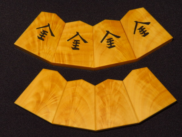 富石作宸筆錦旗薩摩黄楊孔雀杢彫埋将棋駒/新品 桐平箱付(KS493 