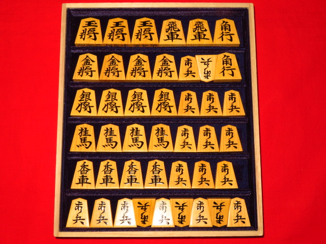 ▲蛍雪作宗歩好島黄楊孔雀杢盛上将棋駒▲新品/桐製平箱付 △蛍雪作宗歩好島黄楊虎斑盛上将棋駒△新品&frasl;桐製平箱付