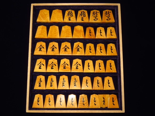 △松岳作錦旗島黄楊孔雀杢盛上将棋駒△桐製平箱付 骨董品 希少品 富月 