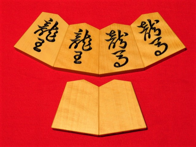 月山作錦旗島黄楊斑入糸柾彫将棋駒/未使用品 平箱付(KS557) トウシン盤 