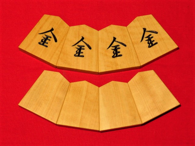 月山作錦旗島黄楊斑入糸柾彫将棋駒/未使用品 平箱付(KS557) トウシン盤 