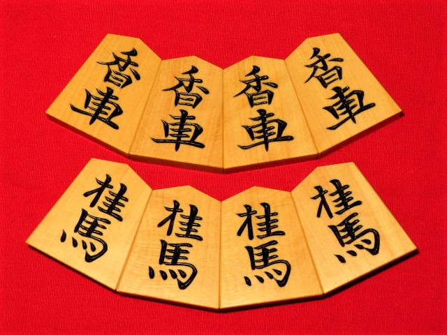 月山作錦旗島黄楊斑入糸柾彫将棋駒/未使用品 平箱付(KS557) トウシン盤 