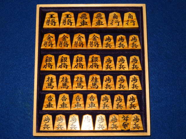富月作錦旗島黄楊虎杢盛上将棋駒 桐製平箱付 新品(KS1052) トウシン盤 