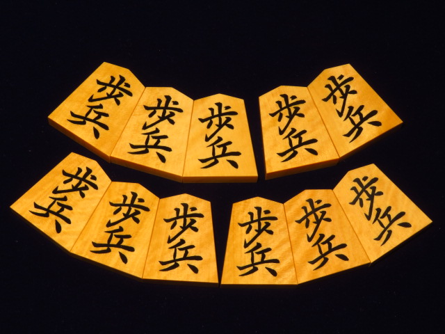 竹風作菱湖島黄楊虎斑彫埋将棋駒 新品/桐製平箱付(KS623) トウシン盤駒 