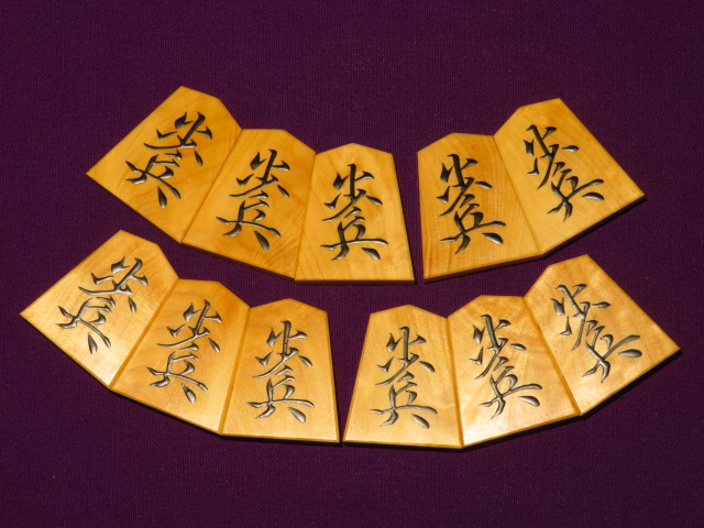 芳粹作魚龍島黄楊根杢盛上将棋駒/新品桐製平箱付(KS649) トウシン盤駒店 囲碁 将棋 芳粹作魚龍島黄楊根杢盛上将棋駒/新品桐製平箱付(KS649) トウシン盤駒店 囲碁 将棋