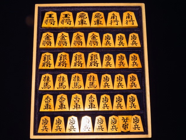 寉峯作水無瀬薩摩黄楊孔雀杢盛上将棋駒/新品 桐平箱付（(KS700 