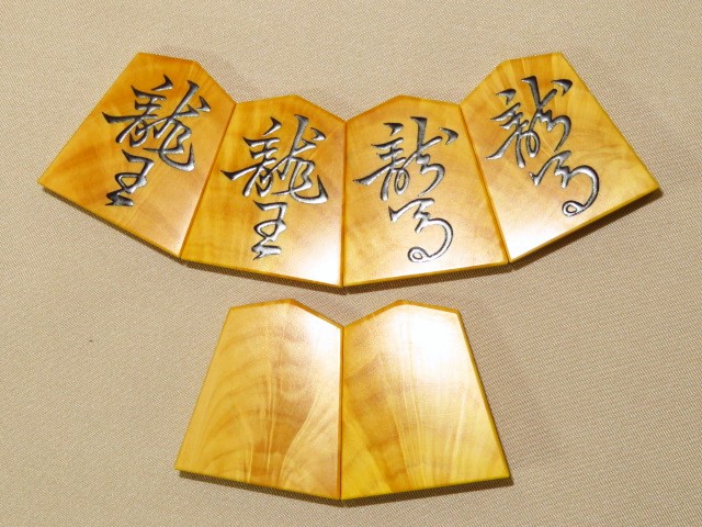 友生作菱湖薩摩黄楊孔雀杢盛上将棋駒 新品/桐製平箱付(KS916) トウシン 