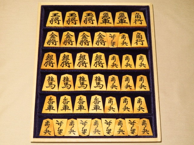 ★☆未使用品 潔斎作 宗歩好 島黄楊板目彫駒 桐平箱付☆★ 梢月作三玉宗歩好御蔵島黄楊根柾杢彫埋将棋駒⁄新品桐平箱付(KS936