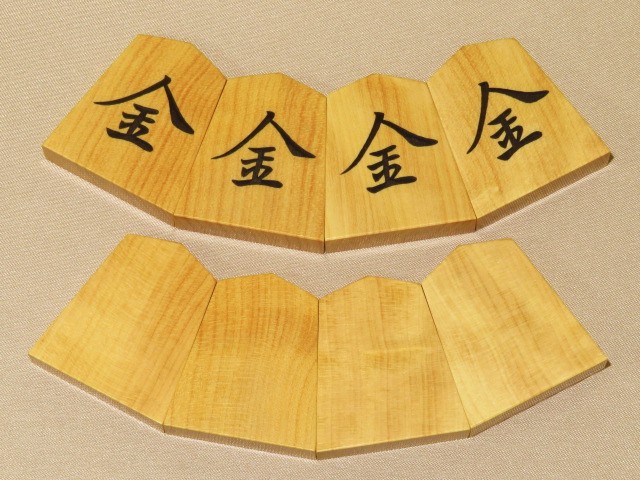 勝月作菱湖御蔵島黄楊斑入赤系柾目彫埋将棋駒 新品&frasl;桐製平箱付