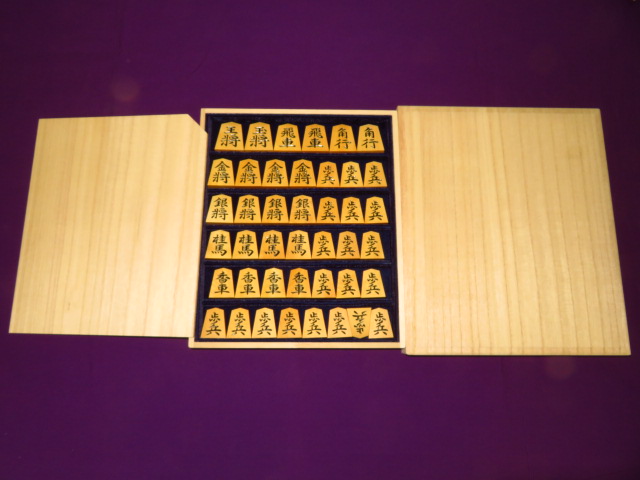 竹風作昇龍御蔵島黄楊斑入上柾目彫将棋駒 新品&frasl;桐製平箱付(KS939