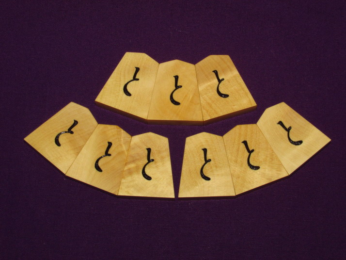 ▲江陽作巻菱湖島黄楊根杢彫埋将棋駒▲桐製平箱付 △一舟作巻菱湖島黄楊上柾目彫将棋駒△未