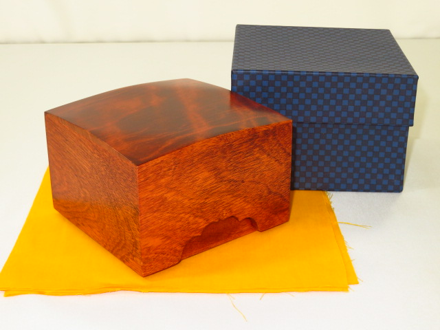 ★宮崎産　銘木　水目桜（ミズメ）将棋　駒箱　新品　化粧箱付き ☆宮崎産 銘木 水目桜（ミズメ） 将棋 駒箱 新品 化粧箱付き 四隅