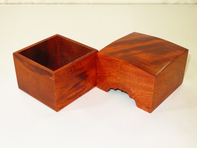 ★宮崎産　銘木　水目桜（ミズメ）将棋　駒箱　新品　化粧箱付き ☆宮崎産 銘木 水目桜（ミズメ） 将棋 駒箱 新品 化粧箱付き 四隅