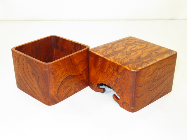 欅瘤杢の駒箱、四隅落し。新品.。化粧箱付き。 欅玉杢の駒箱、四隅落し。新品.。化粧箱付き。