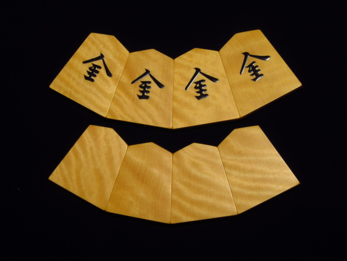 巨匠掬水作宸筆錦旗島黄楊虎斑盛上将棋駒/高級桐平箱付(K317) トウシン 