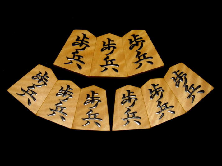 巨匠掬水作宸筆錦旗島黄楊虎斑盛上将棋駒/高級桐平箱付(K317) トウシン 