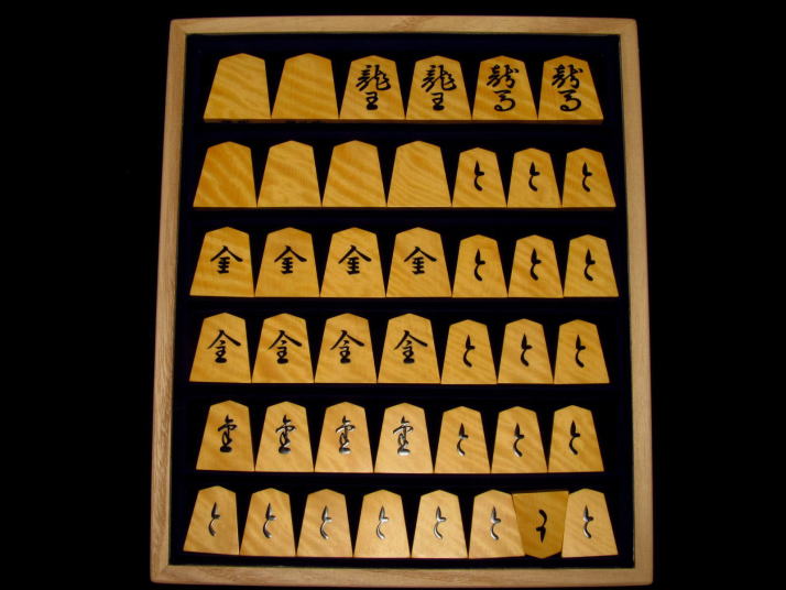 巨匠掬水作宸筆錦旗島黄楊虎斑盛上将棋駒/高級桐平箱付(K317) トウシン 