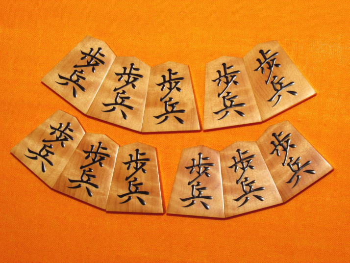 須藤思眞作菱湖島黄楊銀目杢盛上将棋駒 新品 桐製平箱付(K422 