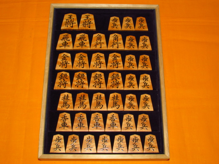 ▲江陽作巻菱湖島黄楊根杢彫埋将棋駒▲桐製平箱付 △一舟作巻菱湖島黄楊上柾目彫将棋駒△未