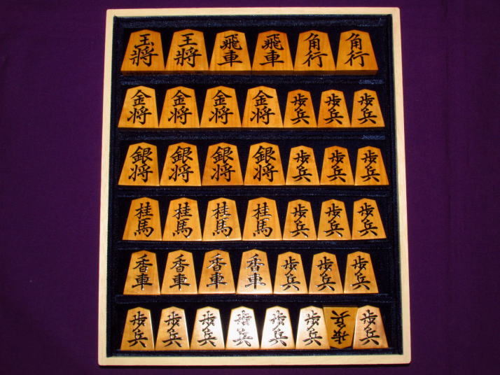 貴重▲宮松影水作山華石島黄楊彫将棋駒▲宮松美水直筆揮毫ガラス内蓋展示用高級桐平箱 宮松影水作巻菱湖島黄楊赤柾盛上将棋駒 使用品(K439) トウシン盤駒店