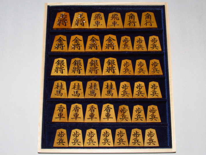 貴重▲宮松影水作山華石島黄楊彫将棋駒▲宮松美水直筆揮毫ガラス内蓋展示用高級桐平箱 宮松影水作巻菱湖島黄楊赤柾盛上将棋駒 使用品(K439) トウシン盤駒店