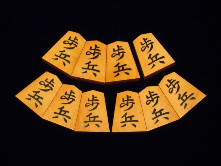 貴重▲宮松影水作山華石島黄楊彫将棋駒▲宮松美水直筆揮毫ガラス内蓋展示用高級桐平箱 宮松影水作巻菱湖島黄楊赤柾盛上将棋駒 使用品(K439) トウシン盤駒店