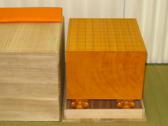 丸八碁盤店/鬼頭淳夫作日向産本榧天地柾目八寸二分将棋盤/黒柿矢倉駒台 