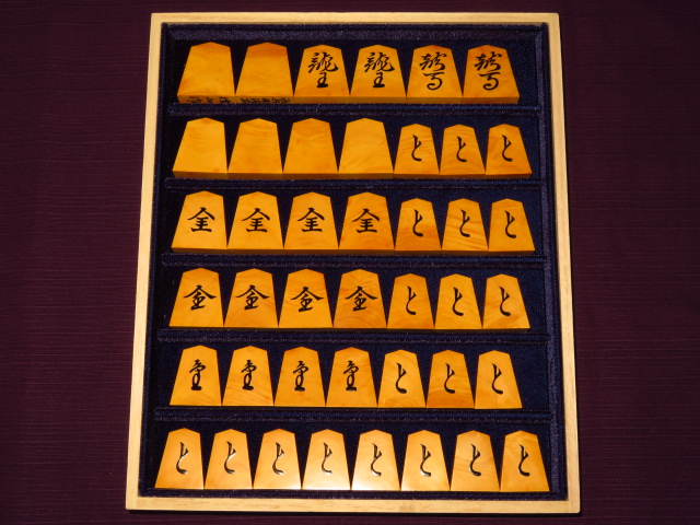 ▲美玉作源兵衛清安薩摩黄楊稲妻杢盛上将棋駒▲新品/桐製平箱付 △美玉作水無瀬本黄楊赤杢盛上将棋駒△新品⁄桐製