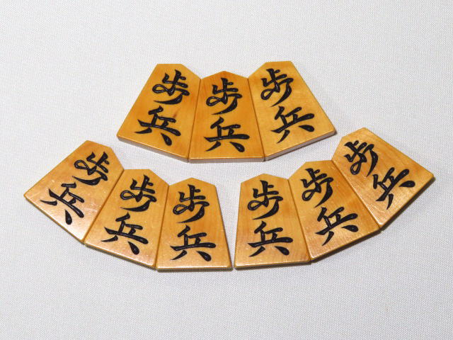 須藤思眞作錦旗島黄楊銀目杢彫将棋駒 使用品 桐製平箱付(K598 