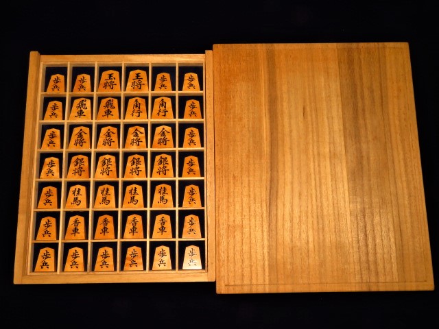 巨匠掬水作松平穆堂島黄楊銀目盛上将棋駒 未使用品/ガラス内蓋付展示用桐平箱(K665) トウシン盤駒店 囲碁 将棋
