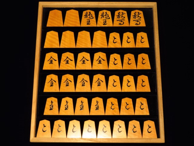 ▲越山作水無瀬薩摩黄楊柾目盛上将棋駒▲桐平箱