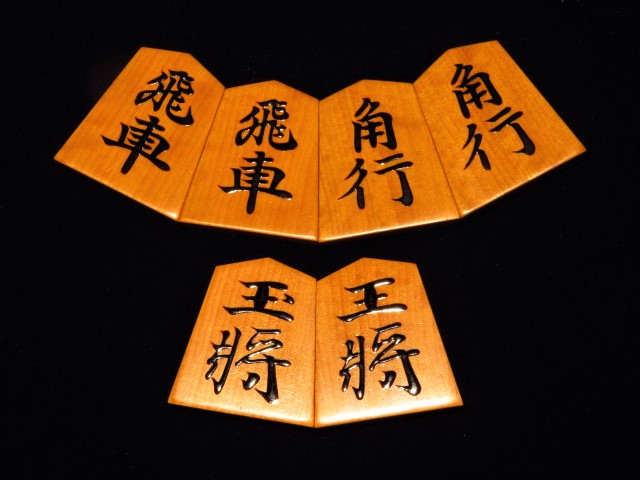 ◇【駒のささやき -将棋駒の魅力とその世界-】駒研出版会｜趣味 