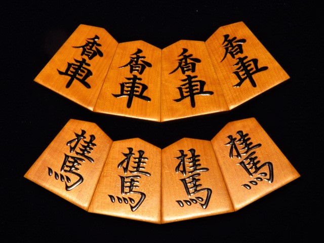 貴重▲宮松影水作山華石島黄楊彫将棋駒▲宮松美水直筆揮毫ガラス内蓋展示用高級桐平箱 宮松影水作巻菱湖島黄楊赤柾盛上将棋駒 使用品(K439) トウシン盤駒店